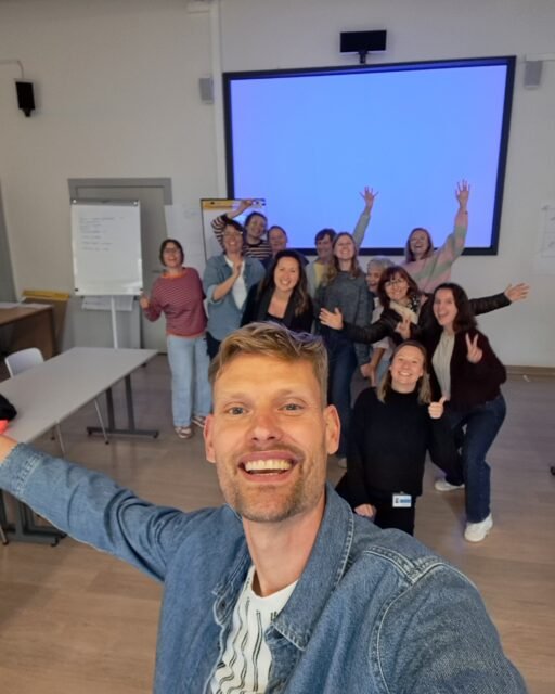 Afgelopen dinsdag mocht ik een opleiding geven aan het fantastische team van het @nationalmscenter.
“Coachen en faciliteren kan je leren – krachtige tools om duurzaam te (helpen) groeien.”
Tijdens de zomer organiseert het MS Centrum het traject ‘Een zomer vol veerkracht’ voor mensen die recent de diagnose MS kregen. Een intensieve week waarin deelnemers werken rond voeding, beweging, energie en mentale veerkracht, begeleid door een sterk multidisciplinair team.
Maar met een groep werken vraagt meer dan expertise alleen.
Je kan inhoudelijk nog zo sterk zijn — zonder verbinding, veiligheid en echte betrokkenheid komt een groep moeilijk in beweging.
Daarom geloof ik sterk in het belang van coachende vaardigheden binnen de zorg.
Niet alleen weten wat je wil overbrengen, maar ook bewust worden van hoe je aanwezig bent als therapeut:
Hoe creëer je ruimte voor openheid?
Hoe faciliteer je gesprekken in plaats van ze over te nemen?
Hoe help je mensen zélf groeien in plaats van oplossingen aan te reiken?
Net daar ontstaat duurzame verandering.
Mooi om te zien hoeveel engagement, warmte en expertise er in dit team aanwezig is. Dankbaar dat ik hier een stukje in mocht bijdragen. 🙏