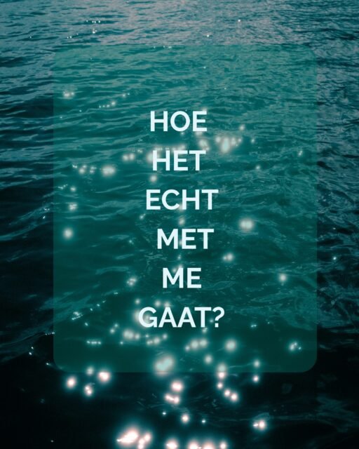Hoe het echt met me gaat?
Niet top.
Al 7 jaar sukkel ik met rugpijn en maag-darmklachten na een fysiek trauma.
Maar geen paniek. Ik ben een aanpakker en een beetje een geboren, maar vooral een getrainde optimist. Problemen zijn er om op te lossen. En dat heb ik geprobeerd. Met een open mind, veel drive en doorzettingsvermogen.
Kinesitherapie. Osteopathie. Emotioneel lichaamswerk. Voeding. Ademhaling. En nog veel meer.
Met weinig tot geen effect.
In de tussentijd bleef ik wel genieten. Ik bleef dankbaar voor de dingen die er wél waren en die goed gingen in mijn leven.
Maar zoals ik soms ook in mijn opleidingen uitleg aan mijn cursisten: je veerkracht en coping worden minder naarmate iets langer duurt.
Patiënten die bij jou komen en ongemotiveerd lijken, zijn meestal geen mensen zonder drive of wilskracht. Soms zijn ze gewoon het vechten moe. En misschien zijn ze ook het geloof in een oplossing verloren.
En dan was er nog een ander stemmetje.
Chronische rugproblematiek is mijn expertise. Mindset en persoonlijke groei zijn mijn passie.
Met momenten voelde ik zelfs schaamte.
Schaamte omdat ik mijn eigen probleem niet opgelost kreeg. Omdat ik het niet eens goed begreep.
Ik geloof zo hard in de natuurlijke herstelcapaciteit van een lichaam. Die overtuiging zit diep.
Maar opeens begon ik te twijfelen.
Niet alleen aan mezelf, maar ook aan wat ik mijn patiënten vertel.
Klopt het wel wat ik hen vertel?
Gelukkig heb ik geleerd om afstand te nemen van die stem. Om ze te observeren voor wat ze is: gewoon een gedachte. En niet eens zo’n heel helpende.
Zoals je één ding doet, doe je vaak alles.
Ooit heb ik geleerd dat ik het, als het echt moeilijk wordt, alleen moet oplossen. Dat ik alwetend moet zijn. En als iets niet lukt, moet ik gewoon harder zoeken en harder werken tot ik een oplossing vind.
Maar deze periode heeft me iets anders geleerd:
hulp vragen. En hulp aanvaarden.
Wat ben ik dankbaar voor de vele mensen die er voor me waren — zowel professioneel als privé.
En nu sta ik voor een volgende stap in dat hulp vragen.
Medische hulp. Een ingreep.
Zonder garanties.
Maar wel met hoop.
En misschien is dat voor mij op dit moment genoeg.