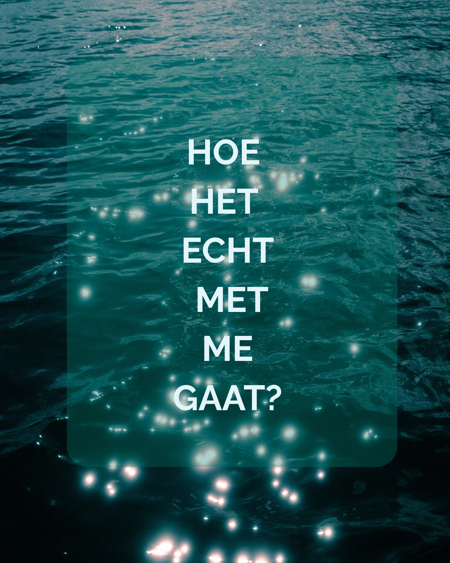 Hoe het echt met me gaat?
Niet top.
Al 7 jaar sukkel ik met rugpijn en maag-darmklachten na een fysiek trauma.
Maar geen paniek. Ik ben een aanpakker en een beetje een geboren, maar vooral een getrainde optimist. Problemen zijn er om op te lossen. En dat heb ik geprobeerd. Met een open mind, veel drive en doorzettingsvermogen.
Kinesitherapie. Osteopathie. Emotioneel lichaamswerk. Voeding. Ademhaling. En nog veel meer.
Met weinig tot geen effect.
In de tussentijd bleef ik wel genieten. Ik bleef dankbaar voor de dingen die er wél waren en die goed gingen in mijn leven.
Maar zoals ik soms ook in mijn opleidingen uitleg aan mijn cursisten: je veerkracht en coping worden minder naarmate iets langer duurt.
Patiënten die bij jou komen en ongemotiveerd lijken, zijn meestal geen mensen zonder drive of wilskracht. Soms zijn ze gewoon het vechten moe. En misschien zijn ze ook het geloof in een oplossing verloren.
En dan was er nog een ander stemmetje.
Chronische rugproblematiek is mijn expertise. Mindset en persoonlijke groei zijn mijn passie.
Met momenten voelde ik zelfs schaamte.
Schaamte omdat ik mijn eigen probleem niet opgelost kreeg. Omdat ik het niet eens goed begreep.
Ik geloof zo hard in de natuurlijke herstelcapaciteit van een lichaam. Die overtuiging zit diep.
Maar opeens begon ik te twijfelen.
Niet alleen aan mezelf, maar ook aan wat ik mijn patiënten vertel.
Klopt het wel wat ik hen vertel?
Gelukkig heb ik geleerd om afstand te nemen van die stem. Om ze te observeren voor wat ze is: gewoon een gedachte. En niet eens zo’n heel helpende.
Zoals je één ding doet, doe je vaak alles.
Ooit heb ik geleerd dat ik het, als het echt moeilijk wordt, alleen moet oplossen. Dat ik alwetend moet zijn. En als iets niet lukt, moet ik gewoon harder zoeken en harder werken tot ik een oplossing vind.
Maar deze periode heeft me iets anders geleerd:
hulp vragen. En hulp aanvaarden.
Wat ben ik dankbaar voor de vele mensen die er voor me waren — zowel professioneel als privé.
En nu sta ik voor een volgende stap in dat hulp vragen.
Medische hulp. Een ingreep.
Zonder garanties.
Maar wel met hoop.
En misschien is dat voor mij op dit moment genoeg.