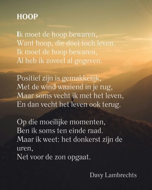 Hoe het echt met me gaat?
Niet top.
Al 7 jaar sukkel ik met rugpijn en maag-darmklachten na een fysiek trauma.
Maar geen paniek. Ik ben een aanpakker en een beetje een geboren, maar vooral een getrainde optimist. Problemen zijn er om op te lossen. En dat heb ik geprobeerd. Met een open mind, veel drive en doorzettingsvermogen.
Kinesitherapie. Osteopathie. Emotioneel lichaamswerk. Voeding. Ademhaling. En nog veel meer.
Met weinig tot geen effect.
In de tussentijd bleef ik wel genieten. Ik bleef dankbaar voor de dingen die er wél waren en die goed gingen in mijn leven.
Maar zoals ik soms ook in mijn opleidingen uitleg aan mijn cursisten: je veerkracht en coping worden minder naarmate iets langer duurt.
Patiënten die bij jou komen en ongemotiveerd lijken, zijn meestal geen mensen zonder drive of wilskracht. Soms zijn ze gewoon het vechten moe. En misschien zijn ze ook het geloof in een oplossing verloren.
En dan was er nog een ander stemmetje.
Chronische rugproblematiek is mijn expertise. Mindset en persoonlijke groei zijn mijn passie.
Met momenten voelde ik zelfs schaamte.
Schaamte omdat ik mijn eigen probleem niet opgelost kreeg. Omdat ik het niet eens goed begreep.
Ik geloof zo hard in de natuurlijke herstelcapaciteit van een lichaam. Die overtuiging zit diep.
Maar opeens begon ik te twijfelen.
Niet alleen aan mezelf, maar ook aan wat ik mijn patiënten vertel.
Klopt het wel wat ik hen vertel?
Gelukkig heb ik geleerd om afstand te nemen van die stem. Om ze te observeren voor wat ze is: gewoon een gedachte. En niet eens zo’n heel helpende.
Zoals je één ding doet, doe je vaak alles.
Ooit heb ik geleerd dat ik het, als het echt moeilijk wordt, alleen moet oplossen. Dat ik alwetend moet zijn. En als iets niet lukt, moet ik gewoon harder zoeken en harder werken tot ik een oplossing vind.
Maar deze periode heeft me iets anders geleerd:
hulp vragen. En hulp aanvaarden.
Wat ben ik dankbaar voor de vele mensen die er voor me waren — zowel professioneel als privé.
En nu sta ik voor een volgende stap in dat hulp vragen.
Medische hulp. Een ingreep.
Zonder garanties.
Maar wel met hoop.
En misschien is dat voor mij op dit moment genoeg.