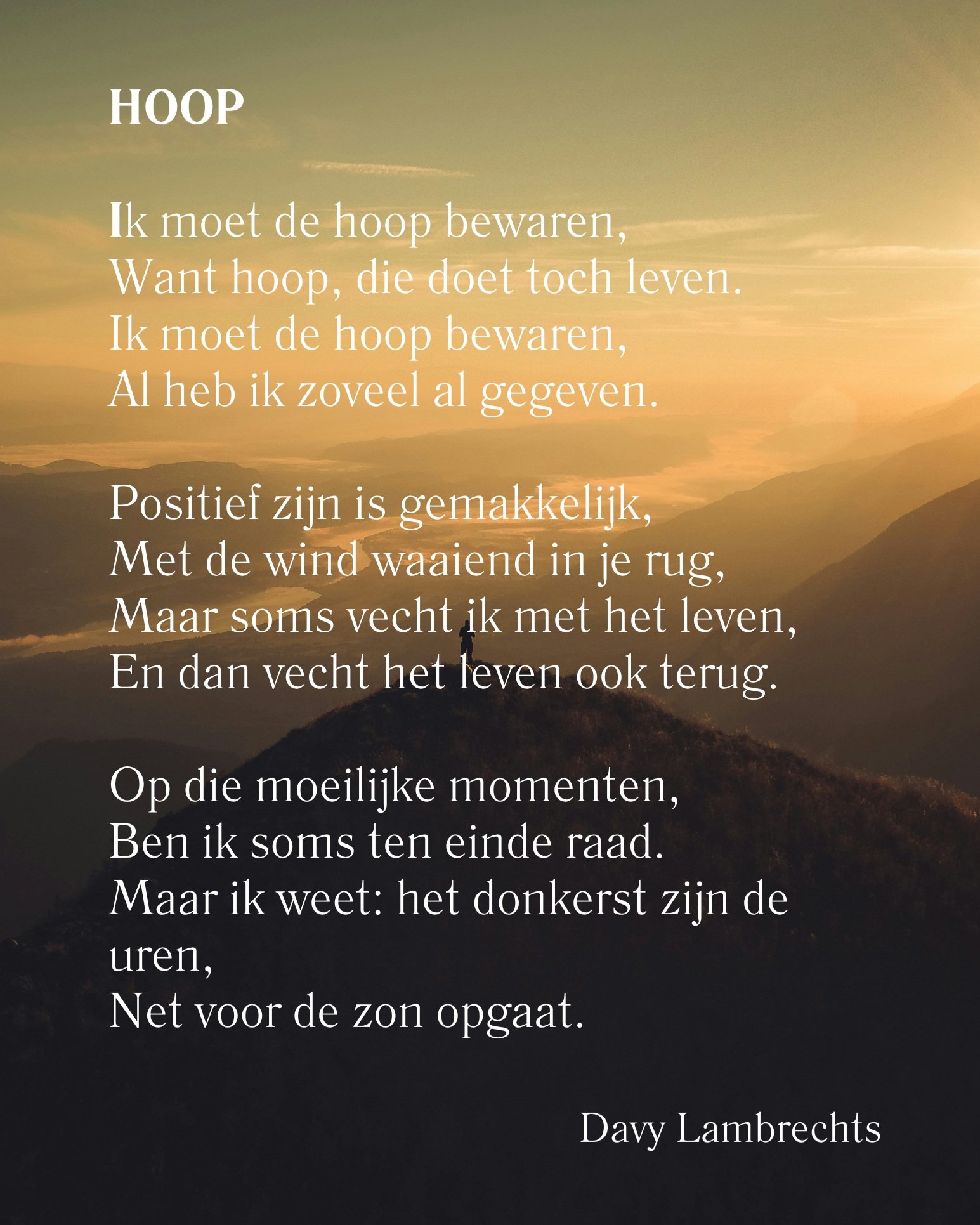 Hoe het echt met me gaat?
Niet top.
Al 7 jaar sukkel ik met rugpijn en maag-darmklachten na een fysiek trauma.
Maar geen paniek. Ik ben een aanpakker en een beetje een geboren, maar vooral een getrainde optimist. Problemen zijn er om op te lossen. En dat heb ik geprobeerd. Met een open mind, veel drive en doorzettingsvermogen.
Kinesitherapie. Osteopathie. Emotioneel lichaamswerk. Voeding. Ademhaling. En nog veel meer.
Met weinig tot geen effect.
In de tussentijd bleef ik wel genieten. Ik bleef dankbaar voor de dingen die er wél waren en die goed gingen in mijn leven.
Maar zoals ik soms ook in mijn opleidingen uitleg aan mijn cursisten: je veerkracht en coping worden minder naarmate iets langer duurt.
Patiënten die bij jou komen en ongemotiveerd lijken, zijn meestal geen mensen zonder drive of wilskracht. Soms zijn ze gewoon het vechten moe. En misschien zijn ze ook het geloof in een oplossing verloren.
En dan was er nog een ander stemmetje.
Chronische rugproblematiek is mijn expertise. Mindset en persoonlijke groei zijn mijn passie.
Met momenten voelde ik zelfs schaamte.
Schaamte omdat ik mijn eigen probleem niet opgelost kreeg. Omdat ik het niet eens goed begreep.
Ik geloof zo hard in de natuurlijke herstelcapaciteit van een lichaam. Die overtuiging zit diep.
Maar opeens begon ik te twijfelen.
Niet alleen aan mezelf, maar ook aan wat ik mijn patiënten vertel.
Klopt het wel wat ik hen vertel?
Gelukkig heb ik geleerd om afstand te nemen van die stem. Om ze te observeren voor wat ze is: gewoon een gedachte. En niet eens zo’n heel helpende.
Zoals je één ding doet, doe je vaak alles.
Ooit heb ik geleerd dat ik het, als het echt moeilijk wordt, alleen moet oplossen. Dat ik alwetend moet zijn. En als iets niet lukt, moet ik gewoon harder zoeken en harder werken tot ik een oplossing vind.
Maar deze periode heeft me iets anders geleerd:
hulp vragen. En hulp aanvaarden.
Wat ben ik dankbaar voor de vele mensen die er voor me waren — zowel professioneel als privé.
En nu sta ik voor een volgende stap in dat hulp vragen.
Medische hulp. Een ingreep.
Zonder garanties.
Maar wel met hoop.
En misschien is dat voor mij op dit moment genoeg.